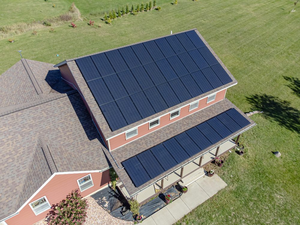 Painéis solares em cobertura residencial